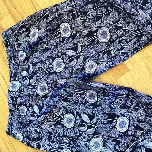 Tommy Hilfiger Casual Floral Pant Size: Large 37” waist - Picture 3 of 6
